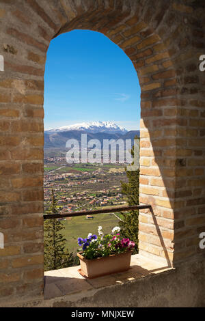 Arco del chiostro dell'Eremo di Sant'Onofrio in Morrone che si affaccia sulla Valle Peligna Foto Stock