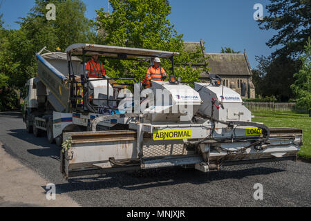 Rifacimento della pavimentazione stradale team come lavorare in un villaggio di Essex Foto Stock