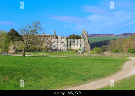 Inghilterra, North Yorkshire, Wharfedale, Bolton Abbey, Bolton Priory. Motivi e rovine del XII secolo il monastero agostiniano. Vicino al fiume Wharfe. Foto Stock