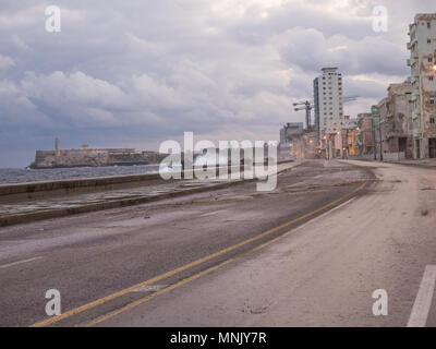 Ocean sbatte sul Seawall street Old Havana Foto Stock