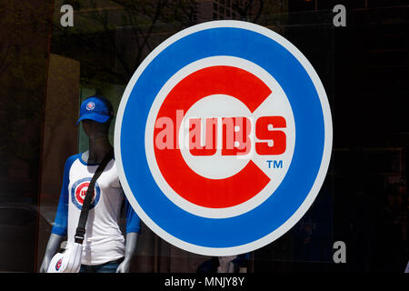 Chicago - Circa nel maggio 2018: Chicago Cubs logo presso il team store al Miracle Mile. Il Cubs ha vinto il loro primo World Series dopo 108 anni di siccità I Foto Stock