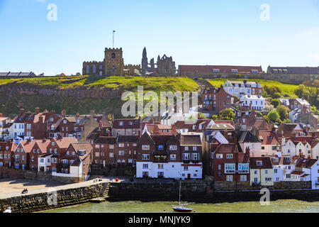 Inghilterra, North Yorkshire, Whitby. Città balneare, Porto, civile parrocchia nel quartiere di Scarborough. Whitby ha stabilito un marittimo, minerali e tour Foto Stock