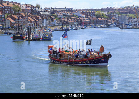 Inghilterra, North Yorkshire, Whitby. Città balneare, Porto, civile parrocchia nel quartiere di Scarborough. Whitby ha stabilito un marittimo, minerali e tour Foto Stock