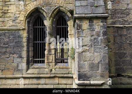 Inghilterra, West Yorkshire, Leeds, banca del Nord del fiume Aire. Abbazia di Kirkstall del XII secolo il monastero cistercense rovine. Foto Stock