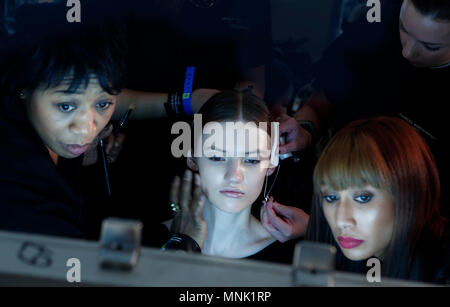 Modelli dietro le quinte Roksanda fashion show durante la London Fashion Week AW13. Savoy Hotel Londra, 19 Febbraio 2013 --- Image by © Paolo Cunningham Foto Stock