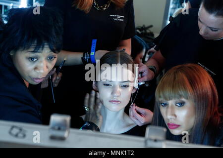 Modelli dietro le quinte Roksanda fashion show durante la London Fashion Week AW13. Savoy Hotel Londra, 19 Febbraio 2013 --- Image by © Paolo Cunningham Foto Stock