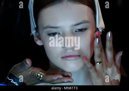 Modelli dietro le quinte Roksanda fashion show durante la London Fashion Week AW13. Savoy Hotel Londra, 19 Febbraio 2013 --- Image by © Paolo Cunningham Foto Stock