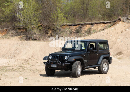 Un 2016 nero Jeep Wrangler Sport parcheggiata in una spiaggia di sabbia e ghiaia pit nelle Montagne Adirondack, NY USA Foto Stock