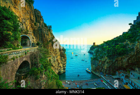 Furore beach bay in costiera amalfitana, vista panoramica. L'Italia, Europa Foto Stock