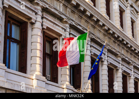 Italiano e Unione europea Bandiere Foto Stock