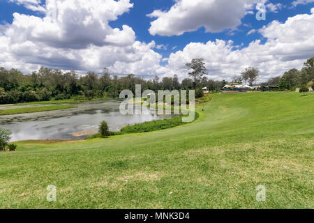 Collegi crossing è più alto raggiunge del fiume Brisbane. Il parco è stato previsto per le famiglie di godere e la pesca è molto buona Foto Stock