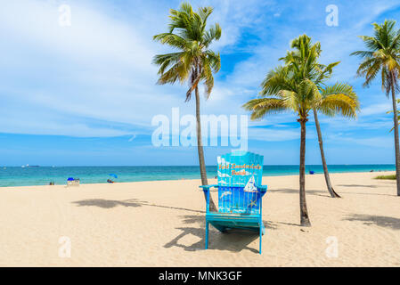 Paradise Beach a Fort Lauderdale in Florida su una bella giornata estiva. Spiaggia tropicale con palme alla spiaggia bianca. Stati Uniti d'America. Foto Stock