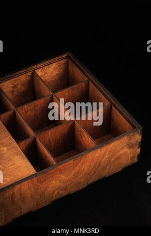 Scatola di legno su uno sfondo nero, texture di legno Foto Stock