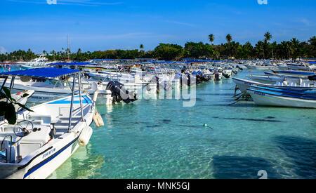 Barca sulla spiaggia di Bayahibe. Repubblica Dominicana Foto Stock