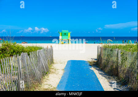 South Beach di Miami, bagnino casa in un colorato stile Art Deco a soleggiata giornata estiva con il Mar dei Caraibi in background, famosa in tutto il mondo percorso di viaggio Foto Stock