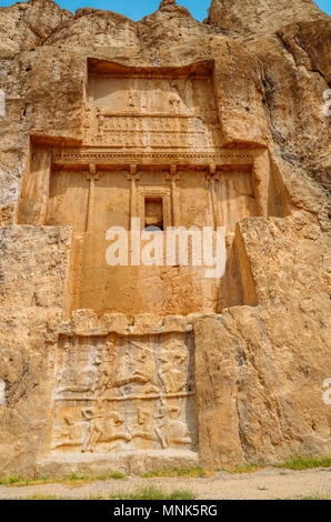 Le antiche tombe della dinastia Achemenide re di Persia sono scolpite nella scogliera rocciosa in Naqsh-e Rustam, Iran. Foto Stock