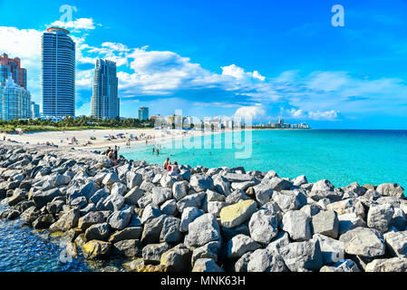 South Beach di Miami a estiva soleggiata giornata al mare dei Caraibi, il famoso percorso di viaggio in Florida, Stati Uniti d'America Foto Stock