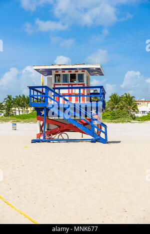 South Beach di Miami, bagnino casa in un colorato stile Art Deco a soleggiata giornata estiva con il Mar dei Caraibi in background, famosa in tutto il mondo percorso di viaggio Foto Stock