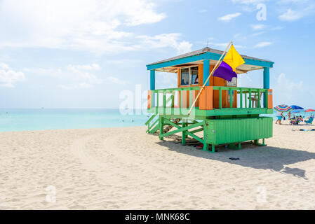 South Beach di Miami, bagnino casa in un colorato stile Art Deco a soleggiata giornata estiva con il Mar dei Caraibi in background, famosa in tutto il mondo percorso di viaggio Foto Stock