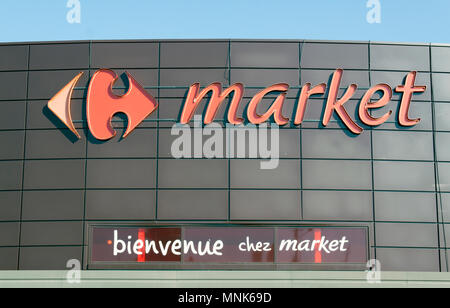 Parigi, Francia - 15 giugno 2017: mercato di Carrefour a Parigi Foto Stock