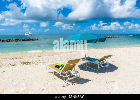 La nave di crociera sul Mare dei Caraibi vicino a Paradise Beach. Tropical concetto di viaggio e la destinazione per le vacanze. Attività ricreative e rilassanti. Foto Stock