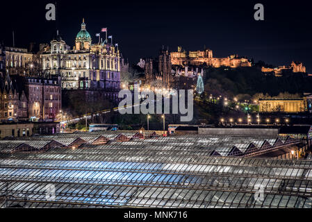 Night Shot di Edinburgs, capitale della Scozia Foto Stock