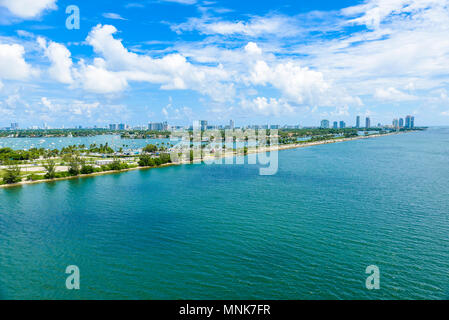 Miami Beach. Vista aerea di fiumi e nave canal. Costa tropicale della Florida, Stati Uniti d'America. Foto Stock