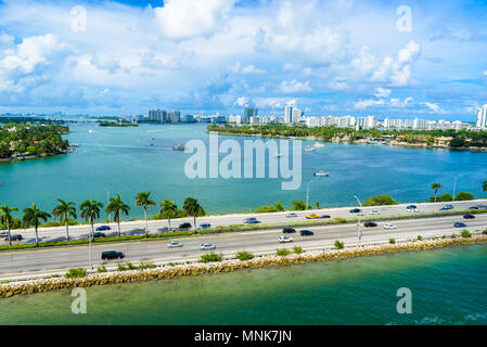 Miami Beach. Vista aerea di fiumi e nave canal. Costa tropicale della Florida, Stati Uniti d'America. Foto Stock