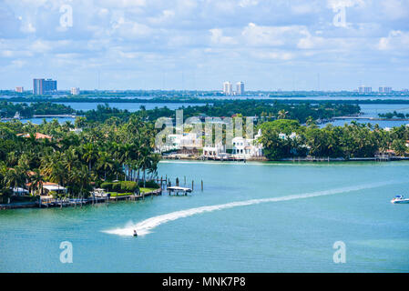 Miami Beach. Vista aerea di fiumi e nave canal. Costa tropicale della Florida, Stati Uniti d'America. Foto Stock