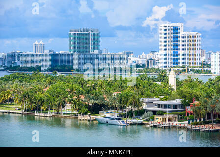 Miami Beach. Vista aerea di fiumi e nave canal. Costa tropicale della Florida, Stati Uniti d'America. Foto Stock