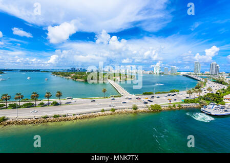Miami Beach. Vista aerea di fiumi e nave canal. Costa tropicale della Florida, Stati Uniti d'America. Foto Stock