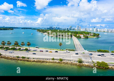 Miami Beach. Vista aerea di fiumi e nave canal. Costa tropicale della Florida, Stati Uniti d'America. Foto Stock