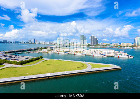 Miami Beach. Vista aerea di fiumi e nave canal. Costa tropicale della Florida, Stati Uniti d'America. Foto Stock