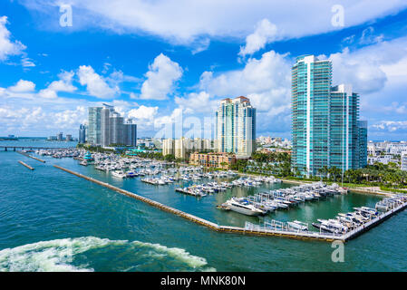 Miami Beach. Vista aerea di fiumi e nave canal. Costa tropicale della Florida, Stati Uniti d'America. Foto Stock