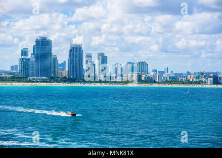 Miami Beach. Vista aerea di fiumi e nave canal. Costa tropicale della Florida, Stati Uniti d'America. Foto Stock