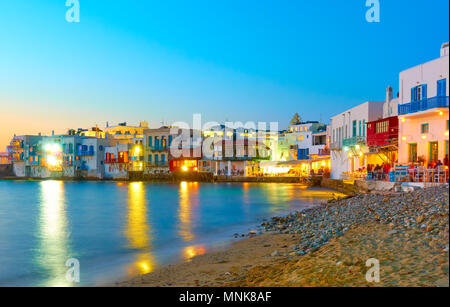 Little Venice district nell'isola di Mykonos di notte, Cicladi Grecia Foto Stock