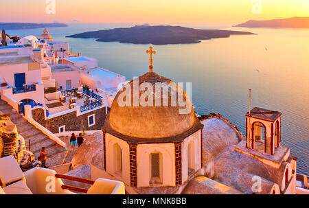 Vecchia chiesa a Thira town e sul Mar Egeo al tramonto, Santorini, Grecia Foto Stock