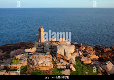 Ploumanac'h (Bretagna, a nord-ovest della Francia): veduta aerea della zona costiera 'Cite de granito rosa' e gli uomini Ruz faro Foto Stock