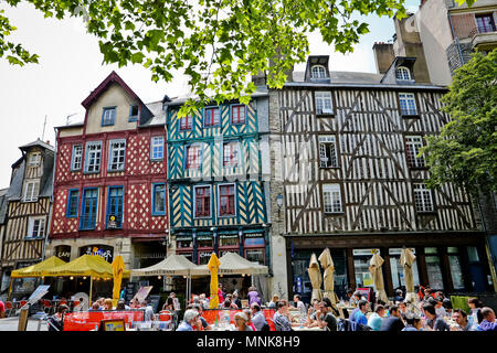 Rennes (Bretagna, a nord-ovest della Francia): edifici e terrazze dei bar in centro città, "luogo Sainte-Anne' square. Facciate colorate di vecchi semi-timb Foto Stock