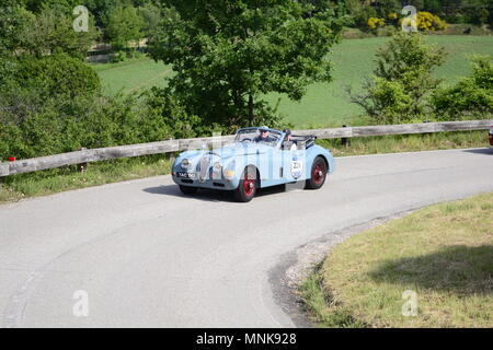 PESARO COLLE SAN BARTOLO , Italia - Maggio 17 - 2018 : Jaguar XK 140 DHC SE 1955 su una vecchia macchina da corsa nel rally Mille Miglia 2018 il famoso italia Foto Stock