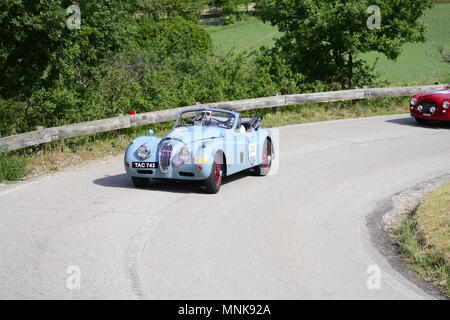 PESARO COLLE SAN BARTOLO , Italia - Maggio 17 - 2018 : Jaguar XK 140 DHC SE 1955 su una vecchia macchina da corsa nel rally Mille Miglia 2018 il famoso italia Foto Stock