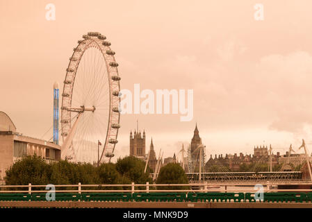 Red Sky sulla London Eye, Thames, dopo l'uragano di vento ofelia Foto Stock