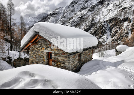 Tetto di uno chalet cowred con neve. Case Alpine sotto la neve Foto Stock