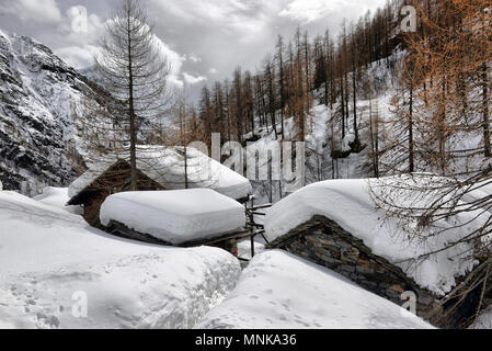 Tetto di uno chalet cowred con neve. Case Alpine sotto la neve Foto Stock