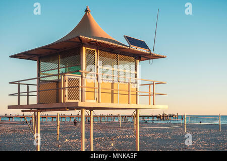 Navigare per salvare la vita a torre spiaggia di Glenelg, Sud Australia Foto Stock