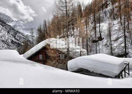 Tetto di uno chalet cowred con neve. Case Alpine sotto la neve Foto Stock