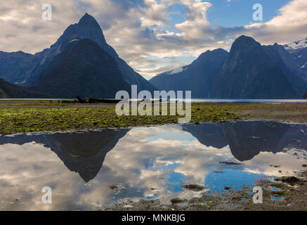 Milford Sound Nuova Zelanda Milford Sound Mitre peak parco nazionale di Fiordland Southland Nuova Zelanda Fjordland National Park South Island nz Foto Stock