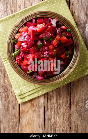 La barbabietola rossa marocchina insalata con cipolle, pomodori e le erbe vicino sul tavolo. Verticale in alto vista da sopra Foto Stock