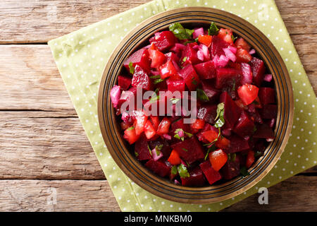 La barbabietola rossa marocchina insalata con cipolle, pomodori e le erbe vicino sul tavolo. Parte superiore orizzontale vista da sopra Foto Stock