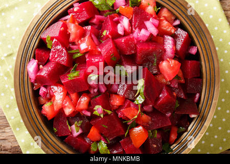 Ristoranti africani: marocchina Insalata di barbabietole con cipolle, pomodori e le erbe vicino sul tavolo. parte superiore orizzontale vista da sopra Foto Stock